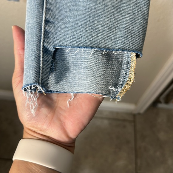 Good American Good Legs Step-Fray Jeans 4/27
Indigo 390
New Condition - Picture 3 of 8